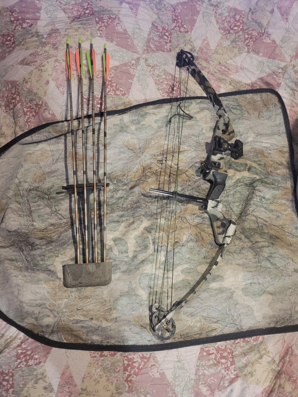 Vintage XI Archery Millennium Compound Bow Package - Right Hand, 60-70# Draw,...